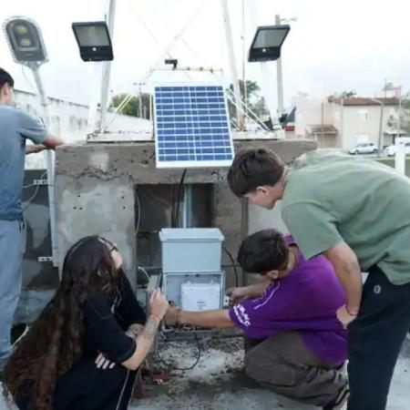 Estudiantes de la Técnica N.º 1 construyeron el primer parque minieólico escolar del mundo