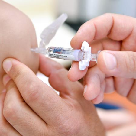 Refuerzan estrategias para mejorar la cobertura de vacunación infantil en la ciudad