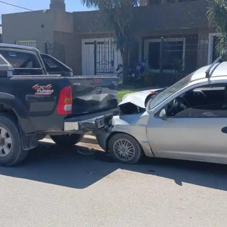 Una mujer se descompensó y chocó un vehículo estacionado en Necochea