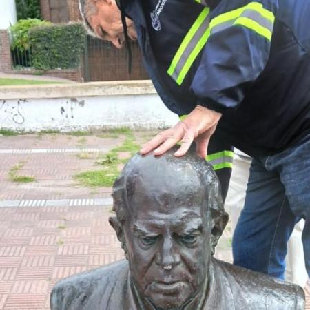 Vandalismo: intentaron destruir el busto de Domingo Faustino Sarmiento