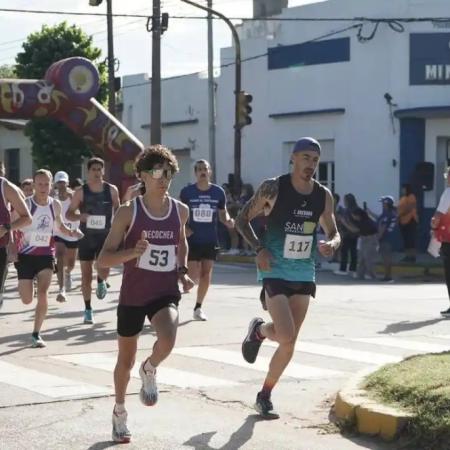 Tiago Rojas y María Inés Amprimo ganaron los 10 kilómetros en la carrera Rumbo al Centenario del Club Ministerio