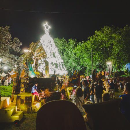 Necochea encendió su espíritu navideño: pesebre viviente y un árbol de más de 15 metros