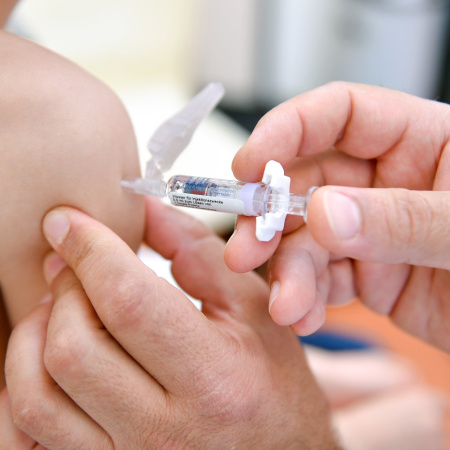 Se mantienen los puntos de vacunación infantil y se insta a las familias a completar el calendario de sus hijos