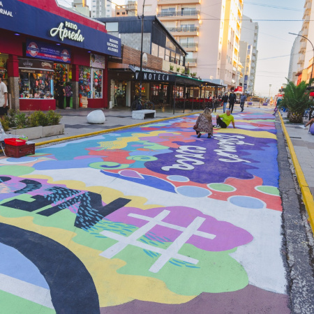 Colores, arte y participación vecinal: quedó inaugurado el mural de la peatonal 83