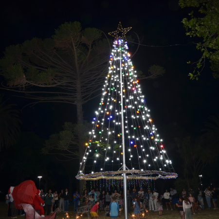 Quequén también encendió su árbol de Navidad con un emotivo encuentro comunitario