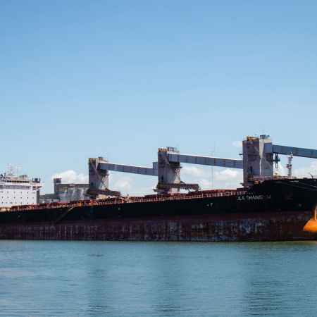 Puerto Quequén afianza su rol exportador con buques de carga completa y fuerte presencia en mercados internacionales