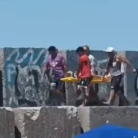 Rescatan a una mujer que cayó en la Escollera Sur y evitan consecuencias mayores