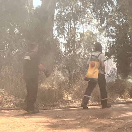 Incendio en Villa del Deportista: trabajan Bomberos y Defensa Civil