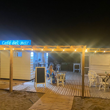 Café del Mar abrió sus puertas en Playa Karamawi y propone disfrutar café de especialidad frente a puestas de sol soñadas
