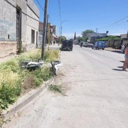 Joven hospitalizado tras un choque entre una moto y un utilitario en 63 y 72
