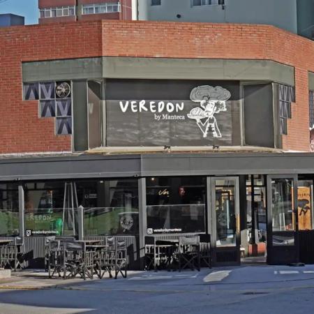 Robo en un comercio de Villa Díaz Vélez: delincuentes ingresaron por una ventana trepando un árbol