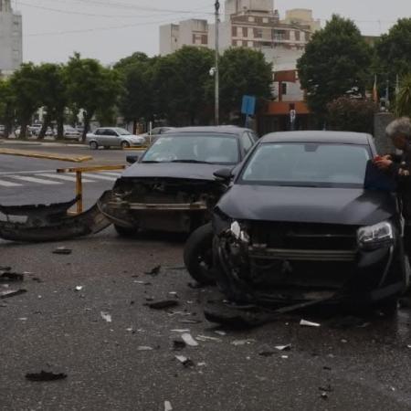 Choque en 59 y 60: la lluvia complicó el tránsito y dos autos terminaron dañados