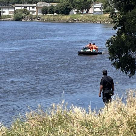 Con buzos tácticos y más personal técnico, continúa la búsqueda del joven desaparecido en el río Quequén