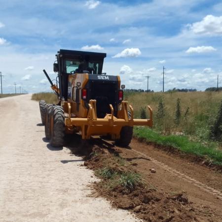 El municipio afianza el mantenimiento de calles y caminos del distrito con nuevas intervenciones del EMSUR