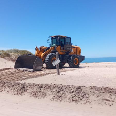 La Municipalidad refuerza los trabajos de mantenimiento y acondicionamiento en la zona costera