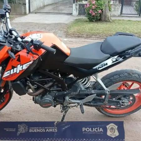 Allanamiento en calle 67 por denuncias de ruidos molestos: secuestraron una moto y aprehendieron a un joven