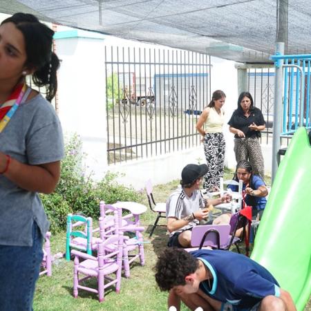 Trabajo cooperativo junto a los scouts para embellecer el Jardín Maternal Acuario