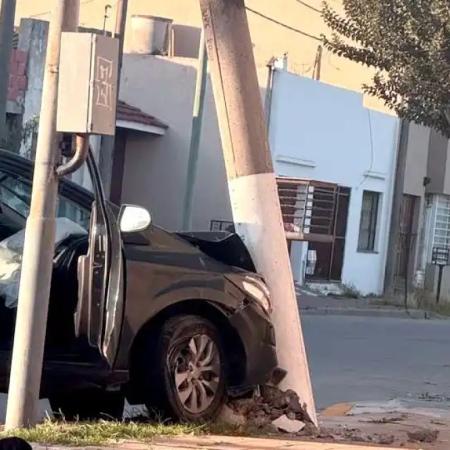 Robaron un auto en una vivienda y lo abandonaron tras chocar contra una columna en 50 y 67