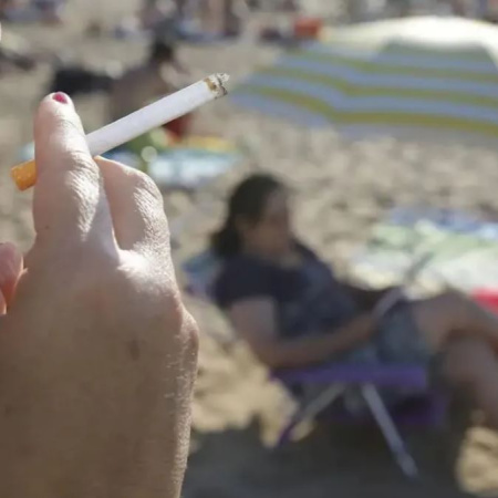 Violencia sin sentido en la playa: lo golpearon por negarse a dar un cigarrillo y terminó detenido