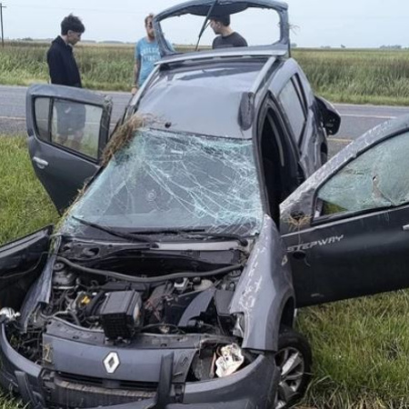 Impactante vuelco en ruta 2: tres jóvenes resultaron ilesos