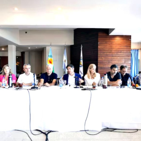 El peronismo bonaerense reabre el debate por las reelecciones en una cumbre kicillofista