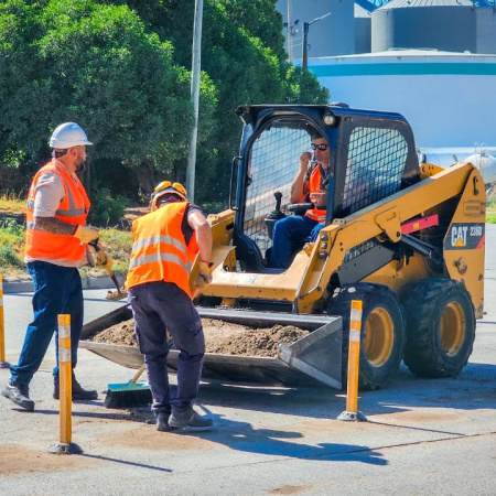 Puerto Quequén avanza con tareas de mantenimiento y limpieza en la avenida Almirante Brown
