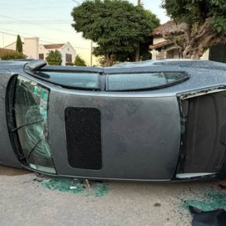 Choque y vuelco en la madrugada del domingo: una mujer resultó con lesiones leves