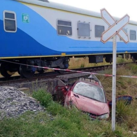 Grave choque entre un tren y un auto en la Ruta 2: tres heridos, uno en estado crítico