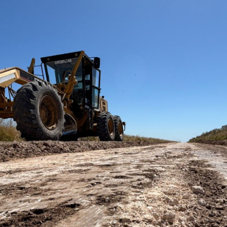 Continúan las tareas de mantenimiento y reconstrucción de caminos rurales en el distrito
