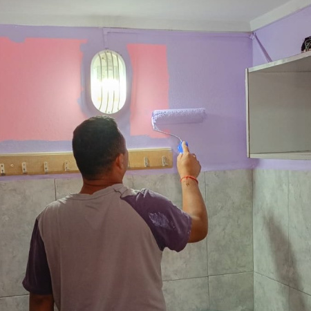 Trabajan en la puesta a punto de los jardines municipales antes del inicio del ciclo lectivo