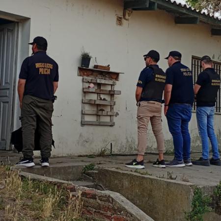 Quequén: dos allanamientos por drogas terminaron con secuestros y un detenido de 38 años