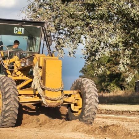 EMSUR intensifica el mantenimiento rural con reconstrucción de caminos y mejoras en accesos productivos