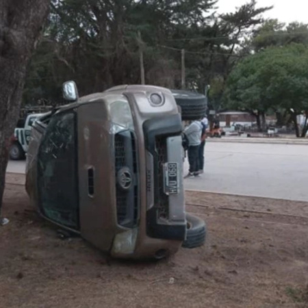 Conductor alcoholizado volcó una camioneta en la avenida Pinolandia y dejó a una joven hospitalizada