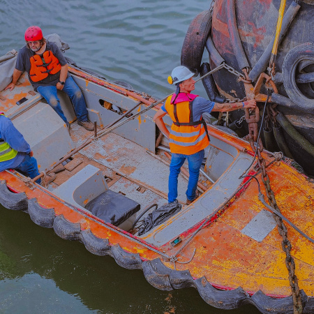 Realizaron tareas de mantenimiento en las defensas neumáticas de Puerto Quequén