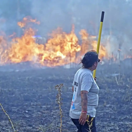 Incendios de pastizales en Necochea y Quequén amenazaron viviendas y destruyeron una camioneta