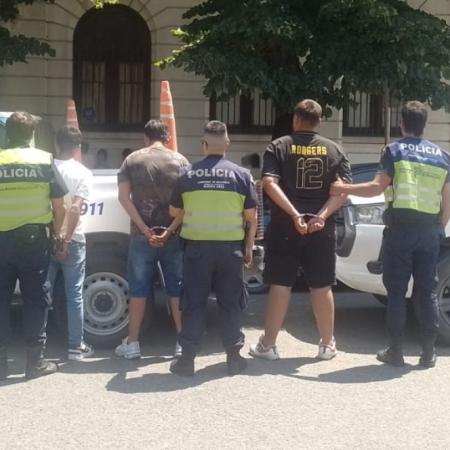 Tucumanos en sospechosa camioneta ofrecía herramientas en la vía pública: tres aprehendidos