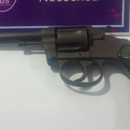 Secuestraron un revólver en un allanamiento en calle 65 Bis tras una denuncia por amenazas