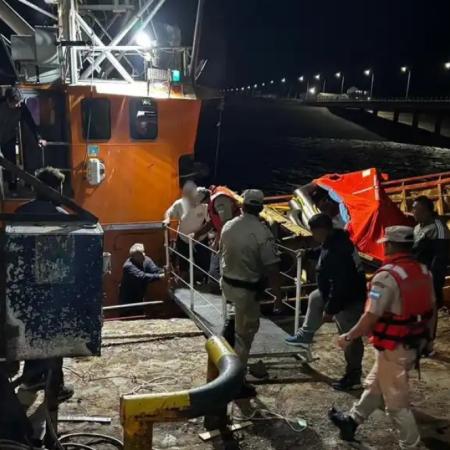 Se hundió un pesquero que viajaba a Quequén para su desguace y buscan a un tripulante