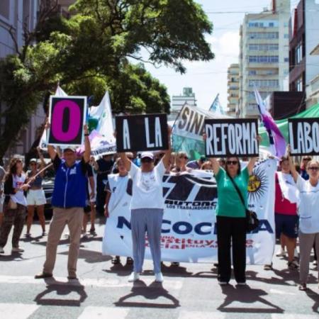 Gremios y autoconvocados marcharon en Necochea contra la Reforma Laboral en el marco del paro nacional