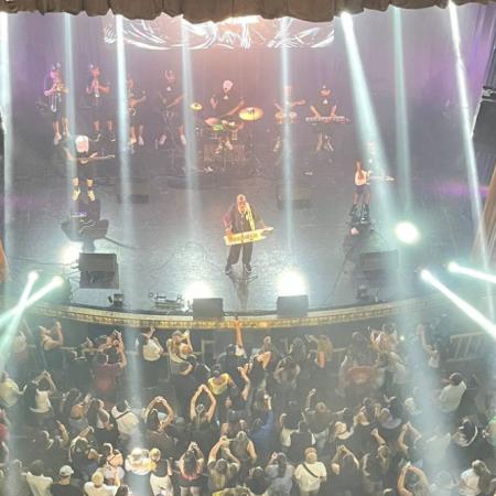 Gran recital de Néstor en Bloque a sala llena en el Cine Teatro París