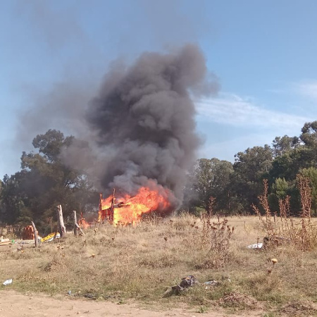 Video: Incendio y tensión en Villa del Deportista: vecinos acusan a una pareja de robos en el barrio
