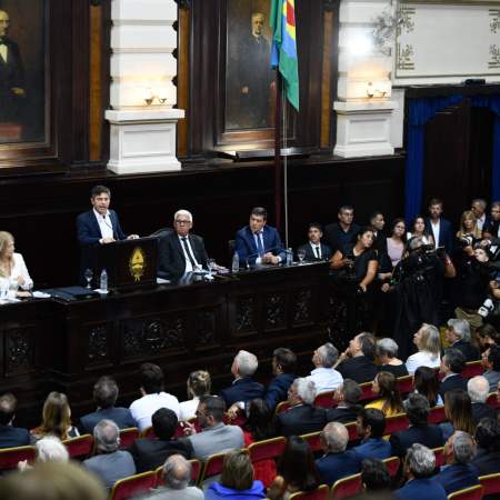 Axel Kicillof abrió las sesiones bonaerenses con un duro discurso contra Milei y llamó a “sumar fuerzas”