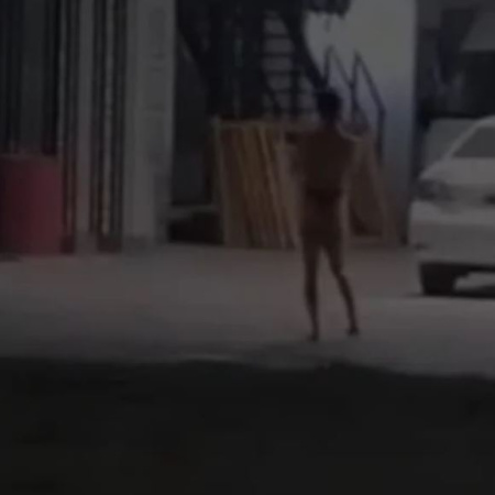 Discusión en un hotel alojamiento terminó con un hombre desnudo en la vía pública