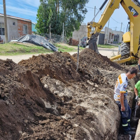 Estado presente: Se amplía la red cloacal en calle 85 y se fortalece la infraestructura sanitaria del distrito