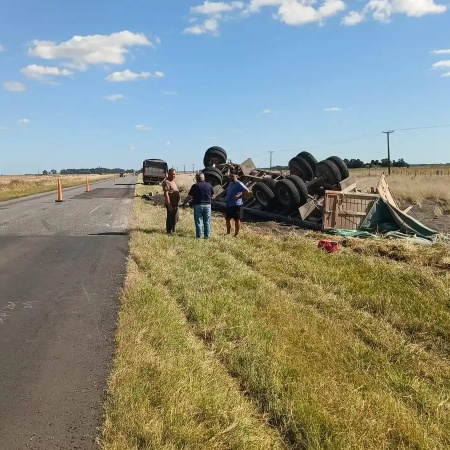 Camionero necochense volcó su acoplado en la Ruta 55 y salió ileso