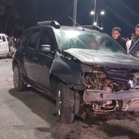 Fuerte choque entre dos camionetas en la madrugada del domingo en la zona del Parque