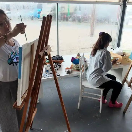Doce artistas locales pintaron en vivo frente al mar en una nueva edición de “Miradas Portuarias”