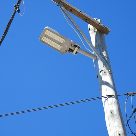 Vecinos de Quequén destacaron la colocación de luminarias LED en el Barrio Puente Colgante