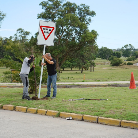 Colocaron nueva señalética vial en el sector del Puente Dardo Rocha y seguirán en otros puntos clave