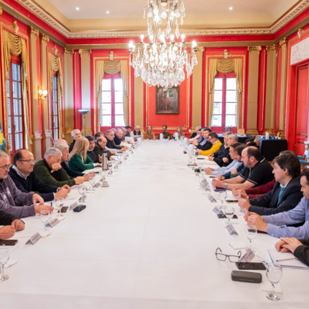 Kicillof convoca a intendentes de toda la Provincia para analizar el impacto del ajuste nacional